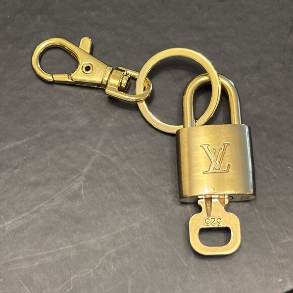 Authentic Louis Vuitton Brass Lock&key #323 W/ New Unbranded Gold Tone Key Chain - Picture 1 of 7